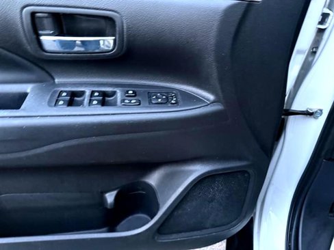 Used 2020 Mitsubishi Outlander SEL image 27