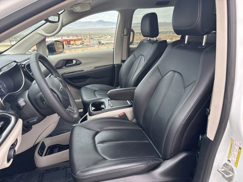 New 2024 Chrysler Pacifica Touring-L image 9