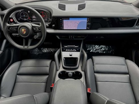 Used 2024 Porsche Cayenne image 3