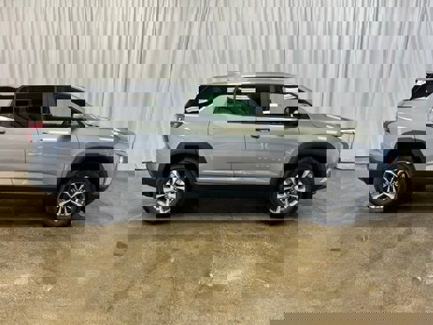 New 2026 Chevrolet Equinox LT w/ Convenience Package II image 2