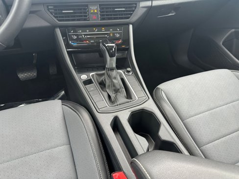 Used 2025 Volkswagen Jetta SE image 40