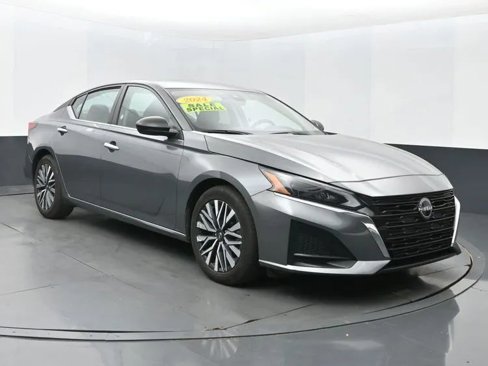 Used 2024 Nissan Altima 2.5 SV image 2