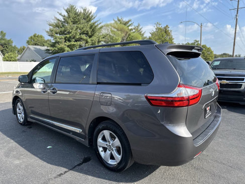 Used 2018 Toyota Sienna LE image 5