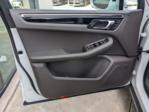 Certified 2024 Porsche Macan image 13