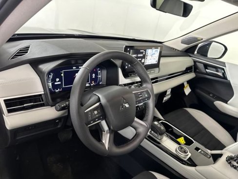 Used 2025 Mitsubishi Outlander SE image 13