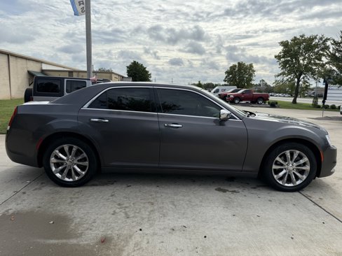 Used 2019 Chrysler 300 Limited image 8