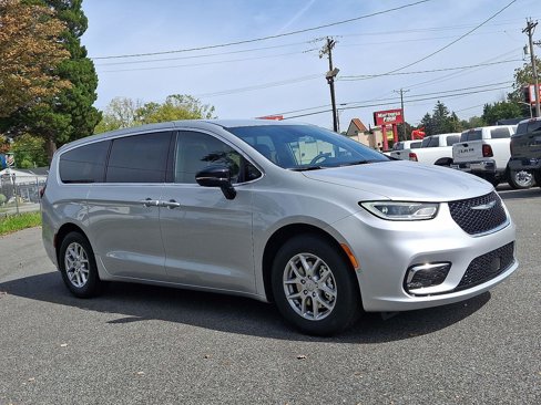 New 2026 Chrysler Pacifica Select image 2