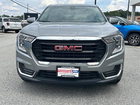 Used 2024 GMC Terrain SLE image 2