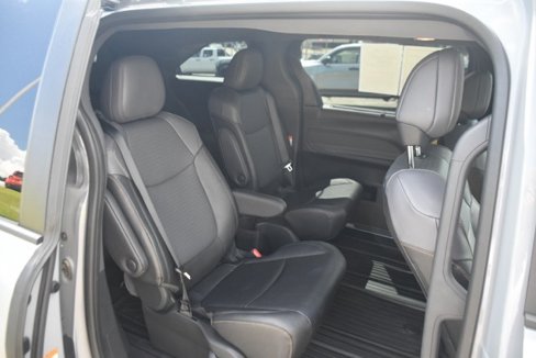 Used 2024 Toyota Sienna XLE Woodland Edition image 11