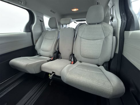 Used 2022 Toyota Sienna LE image 37
