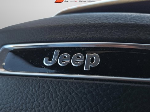 Used 2025 Jeep Grand Cherokee Laredo w/ Luxury Tech Group I image 40