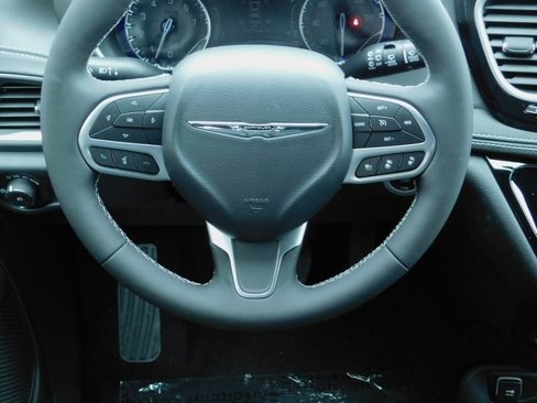 New 2025 Chrysler Pacifica Select w/ Uconnect Theater Family Group image 16