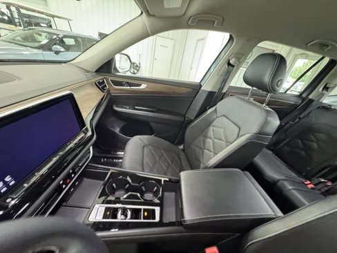 Used 2024 Volkswagen Atlas SE image 32