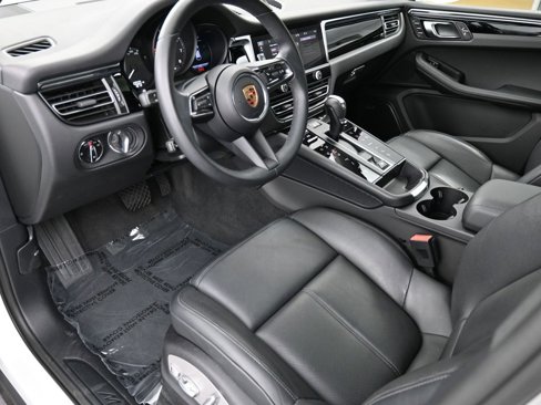 Certified 2025 Porsche Macan image 4
