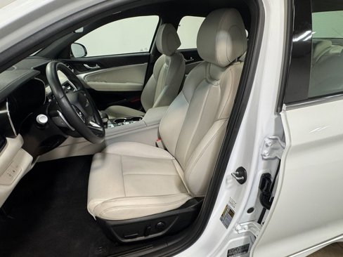 Used 2025 Genesis G70 2.5T image 12