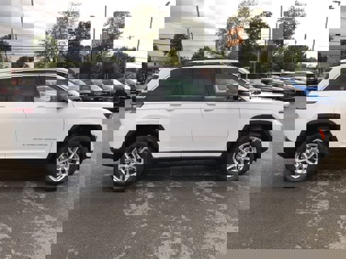 New 2025 Jeep Grand Cherokee Laredo image 14