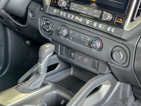 Used 2025 Nissan Frontier SV image 13