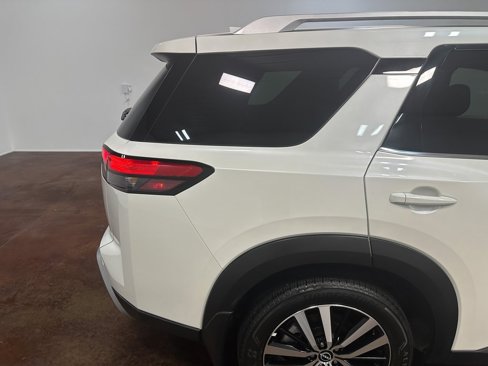 Used 2024 Nissan Pathfinder Platinum image 42