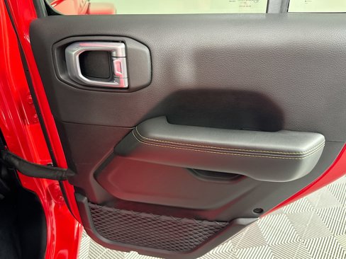 Used 2025 Jeep Wrangler Sahara image 27