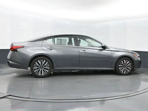Used 2024 Nissan Altima 2.5 SV image 4