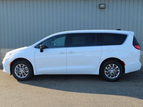 New 2026 Chrysler Pacifica Select image 7