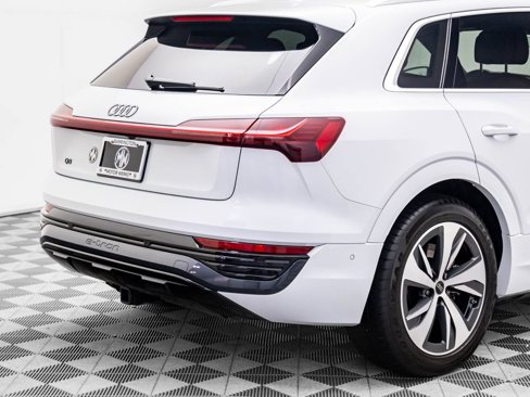 Used 2024 Audi Q8 e-tron Premium Plus w/ Premium Plus Package image 30