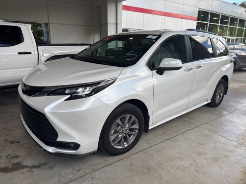 Used 2025 Toyota Sienna XLE image 1