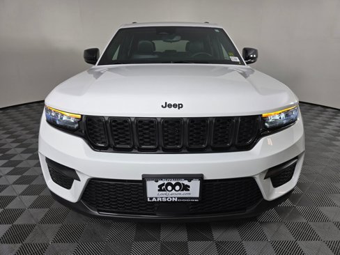 Used 2023 Jeep Grand Cherokee Altitude image 9