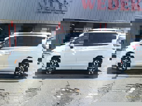 Used 2023 Chrysler Pacifica Touring-L image 2
