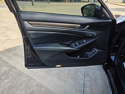 Used 2018 Honda Accord Touring image 10