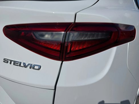 Used 2022 Alfa Romeo Stelvio Veloce image 15