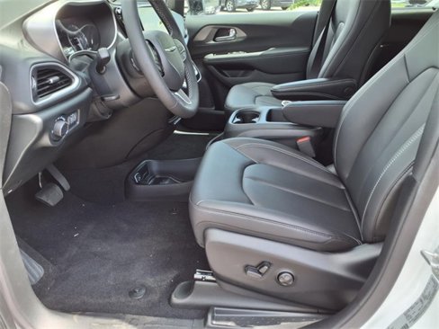 New 2025 Chrysler Voyager LX image 9