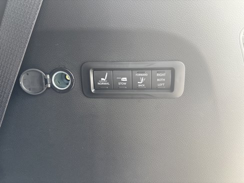 New 2026 Chrysler Pacifica Pinnacle image 14