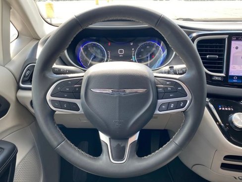 Used 2024 Chrysler Pacifica Touring-L image 8