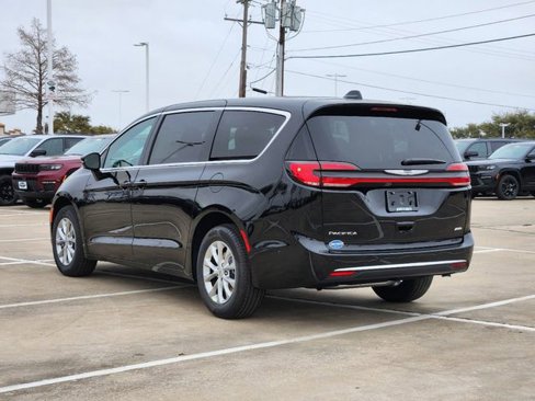 New 2025 Chrysler Pacifica Select image 3