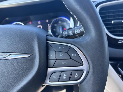 Used 2022 Chrysler Pacifica Touring-L image 14