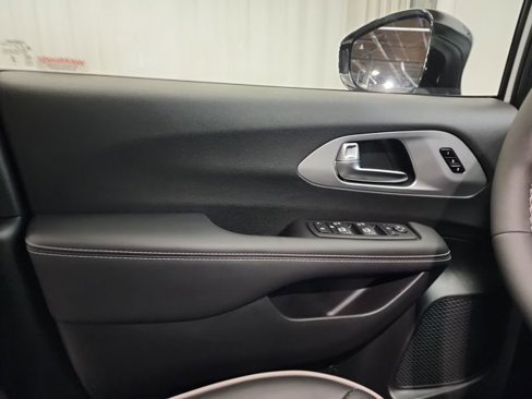 Used 2025 Chrysler Pacifica Limited image 17