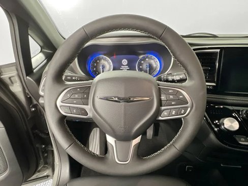 New 2025 Chrysler Pacifica Select image 12