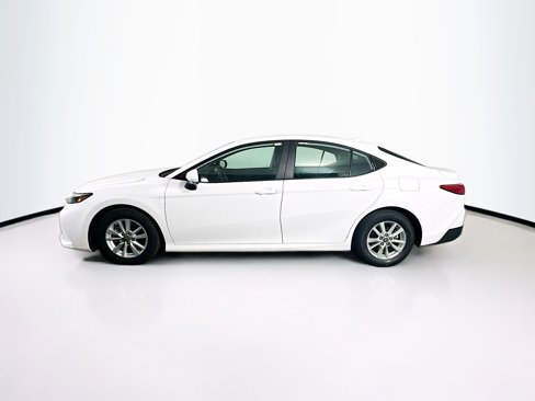 Used 2025 Toyota Camry LE image 4