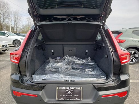New 2025 Volvo XC40 B5 Ultra w/ Protection Package Premier image 9