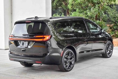 New 2026 Chrysler Pacifica Limited w/ S Appearance Package image 6