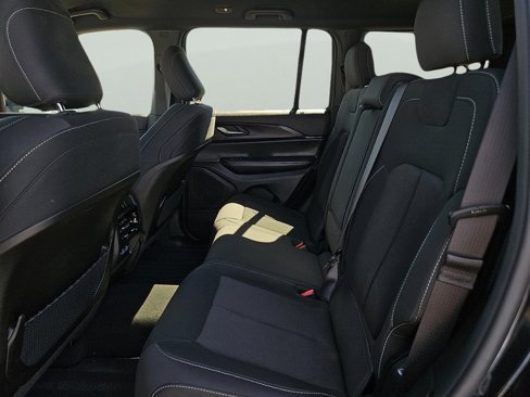 Used 2025 Jeep Grand Cherokee Laredo w/ Luxury Tech Group I image 11