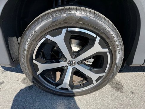 Certified 2025 Volkswagen Tiguan SE image 35