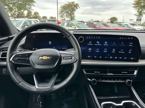 Used 2025 Chevrolet Traverse LT image 3
