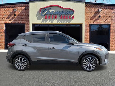 Used 2021 Nissan Kicks SV image 2