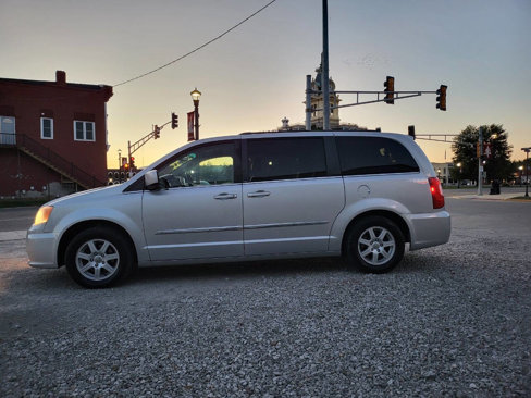 Used 2012 Chrysler Town & Country Touring w/ Entertainment Group #1 image 2