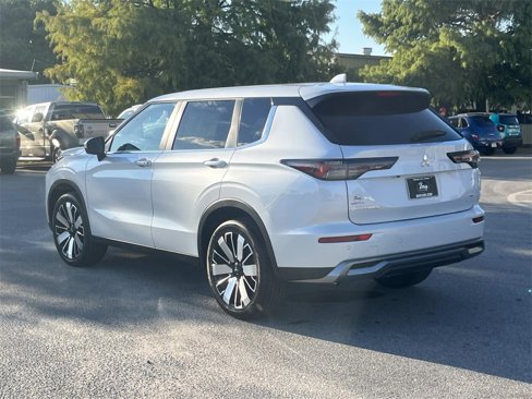 New 2025 Mitsubishi Outlander SE image 3