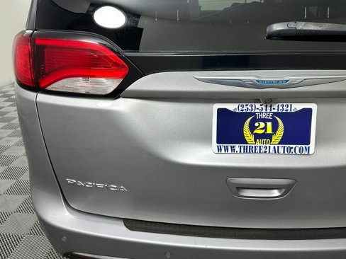 Used 2017 Chrysler Pacifica Premium image 13