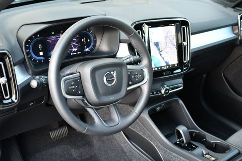 Used 2025 Volvo XC40 B5 Core image 39