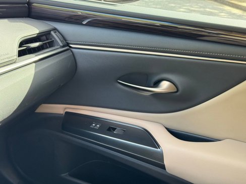Used 2020 Lexus ES 300h w/ Premium Package image 37